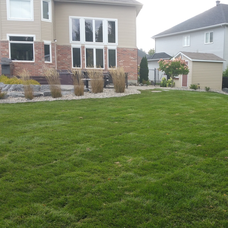 large%20back%20lawn%20riverside%20south