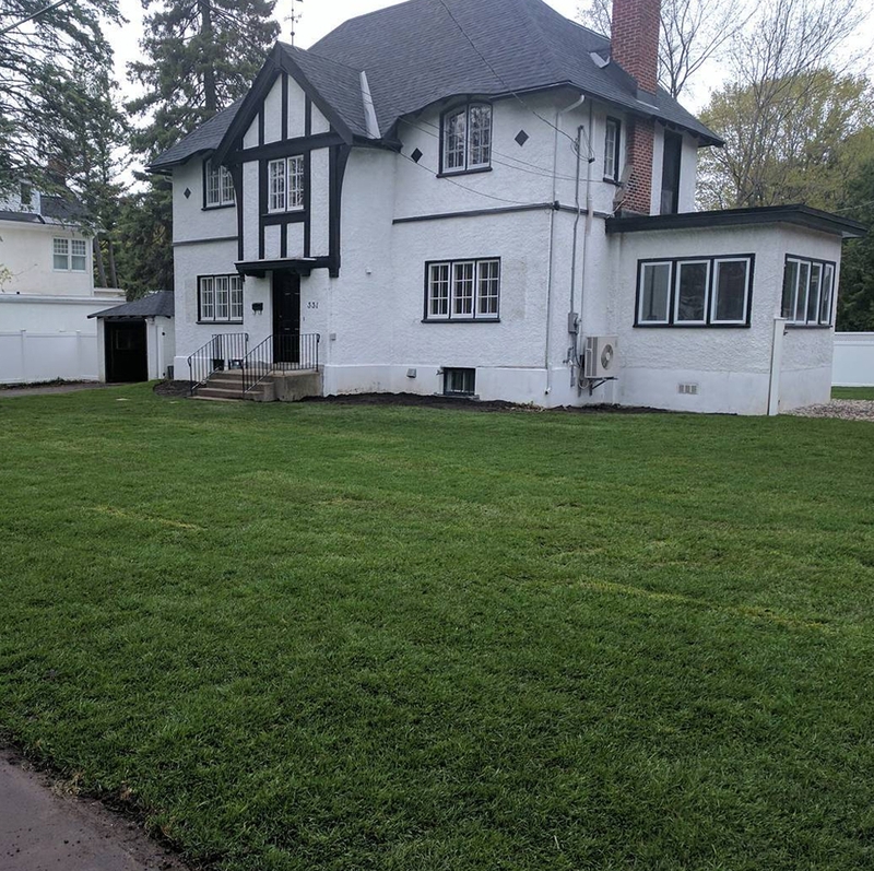 new%20grass%20on%20front%20large%20white%20house%20ottawa