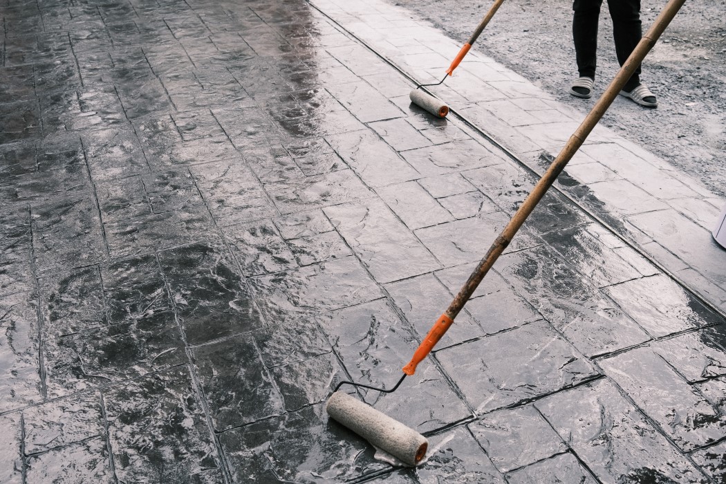 Sealing stamped concrete with rollers